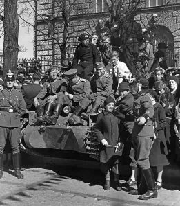 Annexation: Spectators at the rally on Heldenplatz in Vienna, 1938