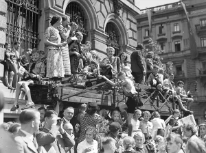 Berliners: Spectators wait for Hitler to drive passed