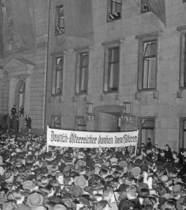 Fuehrer: Spectators on the Wilhelmsplatz, 1938