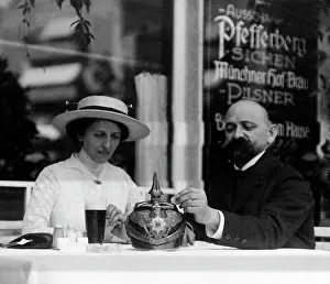 Donates: A spiked helmet as a collecting box, 1914