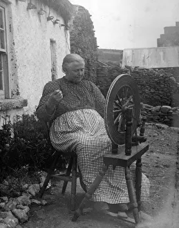 Cholm: Spinning wool, Glen Columbkille, County Donegal, Ireland