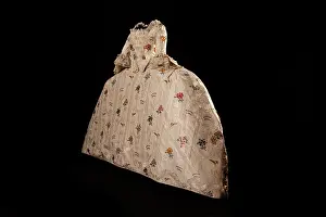 Spitalfields: The Spitalfields mantua, 1750-5