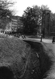 Doenhoffplatz: Splinter protection trench in Berlin, 1943