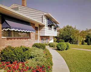 Domicile: Split Level Partial Red Brick Suburban House with