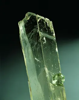 Sodium: Spodumene crystal and cut stone