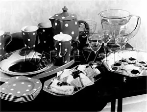 Tureen: SPOTTED TEA SET 1930S