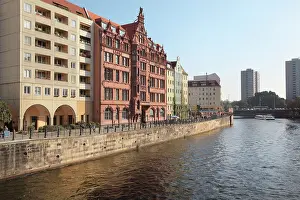 Nikolaiviertel: Spreeufer and river Spree, Berlin, Germany