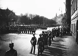Maximilianstrasse: Spring parade of the artillery regiment on the Maximilia