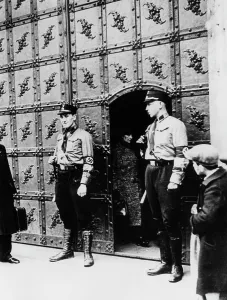 Cityhall: SS guards in front of the Munich city hall, 1933