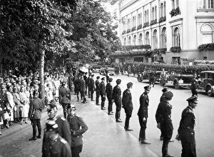 Cordon: SS men as guard in Berlin, 1943