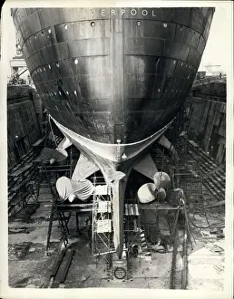 Screws: SS Queen Mary in dock