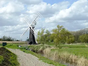 Waveney: St Olaves Windmill, River Waveney, Suffolk - Norfolk bordr