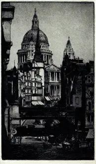 Looming: St. Paul's Cathedral, London