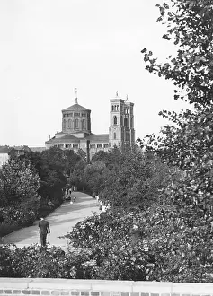 Strollers: The St. Thomas Church in Berlin, 1938