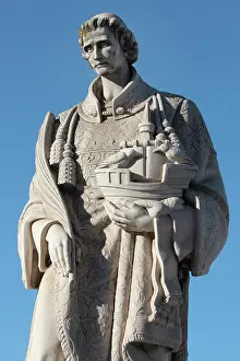 Fora: St Vincent statue, Miradouro Portas do Sol, Lisbon, Portugal