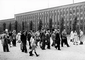 Hous: Staff of the broadcast of Berlin in front of sealed off Hous