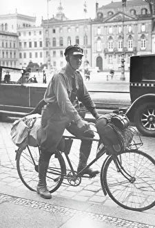Knapsack: Stahlhelm member with bicycle in Berlin, 1932