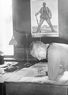 Stahl: Stahlhelm member at his desk, 1932