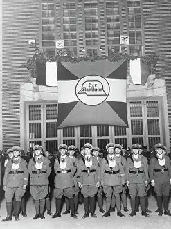 Dnvp: Stahlhelm members pose under the logo of their association