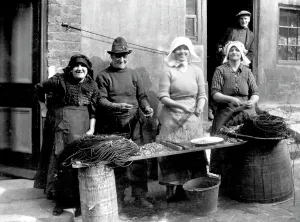 Staithes: Staithes, Baiting the lines c1900
