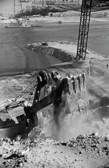Damming: Stalingrad Hydroelectric Power Station under construction