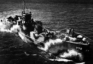 Lcgr1311: Starboard bow view of U.S. ship LCI 772, with