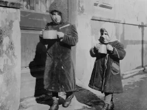 Starving: Starving children in Moscow, 1921
