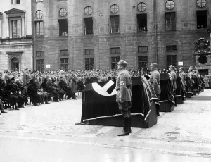 Coffins: State ceremony for the dead of the Buergerbraeukeller as