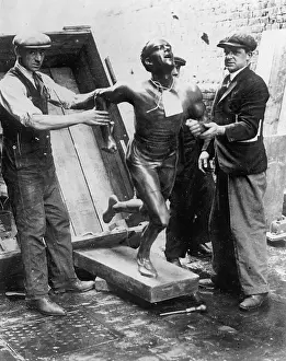 Longden: Statue