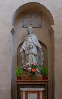 Tournus: Statue, Abbaye Saint-Philibert, Tournus, Burgundy, France