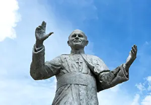 Basilique: Statue, Basilique Notre-Dame de Fourviere, Lyon, France