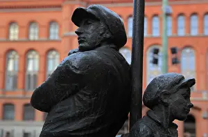 Rathaus: Statue, Berlin, Germany