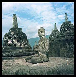 Borobudur: STATUE OF BUDDHA