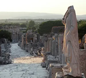 Selcuk: Statue on Curetes Street and the Library of Celsus