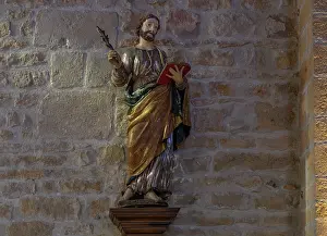 Pierres: Statue, Eglise Saint-Mathieu, Oingt, Beaujolais, France