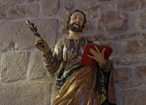 Pierres: Statue, Eglise Saint-Mathieu, Oingt, Beaujolais, France