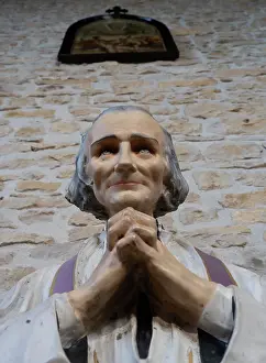 Beaujolais: Statue, Eglise Saint-Mathieu, Oingt, Beaujolais, France