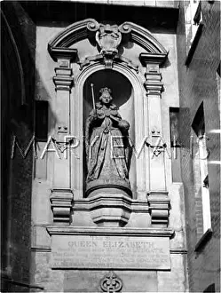 Dunstan: Statue of Elizabeth I