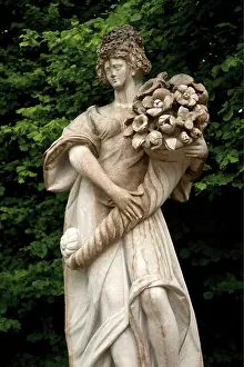 Hellbrunn: Statue of flora in Hellbrunn