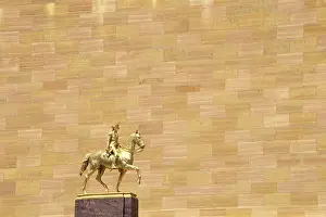 Net002: Statue of General Anthony Wayne in front of Philadelphia