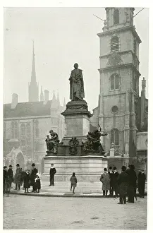 Plinth: Statue of Gladstone in The Strand, London