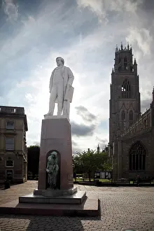 Munro: Statue of Herbert Ingram in Boston