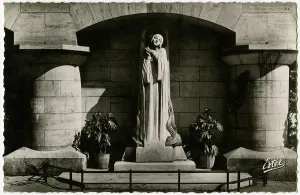 Perished: Statue of Joan of Arc in the spot where she perished