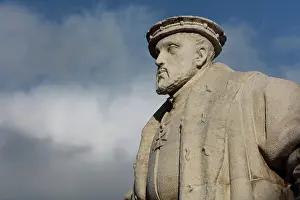 Regiao: Statue of King John III, University of Coimbra