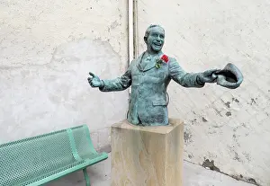 Maison: Statue, Maison Natale de Charles Trenet, Narbonne, France