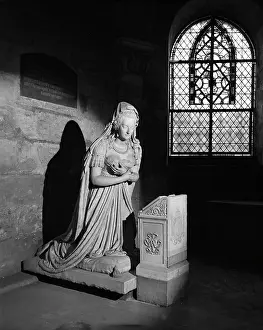Ville: Statue of Marie-Antoinette At Prayer