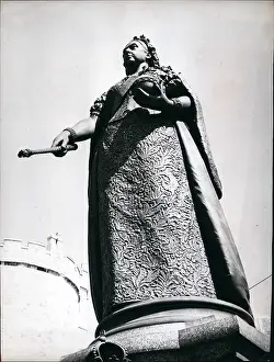 Dominates: Statue of Queen Victoria, Windsor