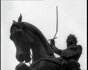 Lionheart: The Statue of Richard the Lionheart, Damaged