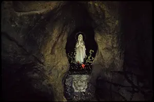Grotta: Statue - Saint Bernadette - Holy - Vatican