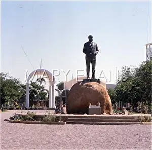 Khama: STATUE OF SERETSE KHAMA